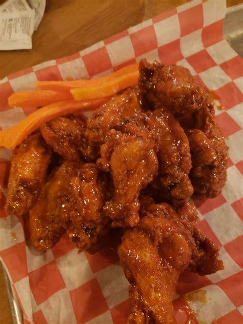 Wingnutz buffalo - Feb 17, 2023 · But that’s where Wingnutz comes in. Operated by husband and wife duo Ed and Alicia Wrazen, Wingnutz has been serving expertly crafted wings since 2018 out of a Knights of Columbus in North ... 